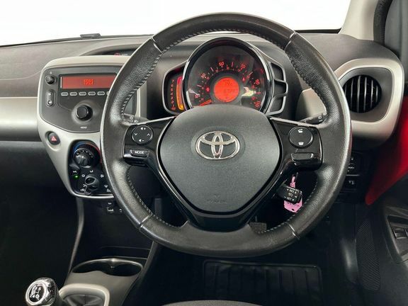 Toyota Aygo 1L X-play Red #10