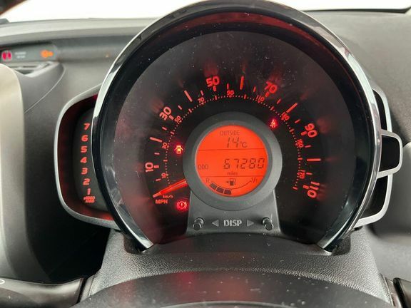 Toyota Aygo 1L X-play Red #11