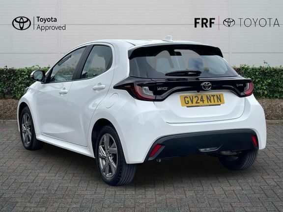 Toyota Yaris Icon White #4