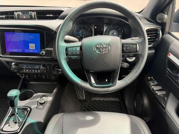 Toyota HILUX Invincible X Brown #7