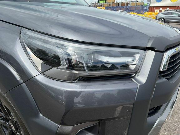 Toyota HILUX Invincible X Brown #20