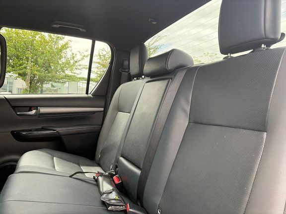 Toyota HILUX Invincible X Brown #15