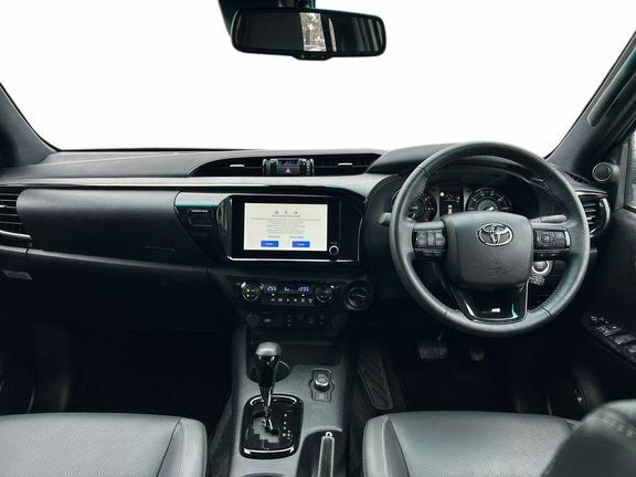 Toyota HILUX Invincible X Dc 2.8 Hybrid 48V Silver #6