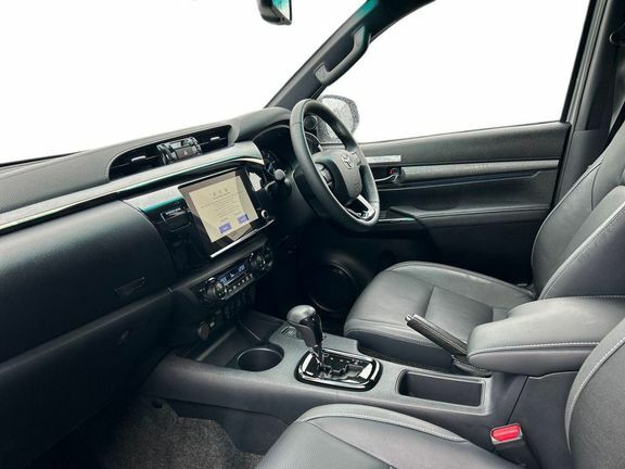Toyota HILUX Invincible X Dc 2.8 Hybrid 48V Silver #5