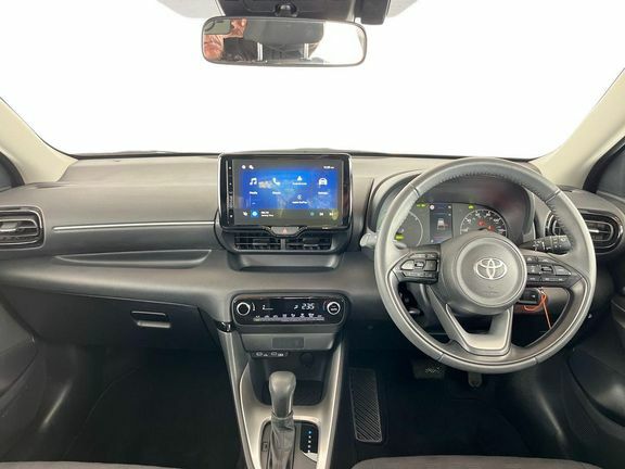 Toyota Yaris Icon White #6