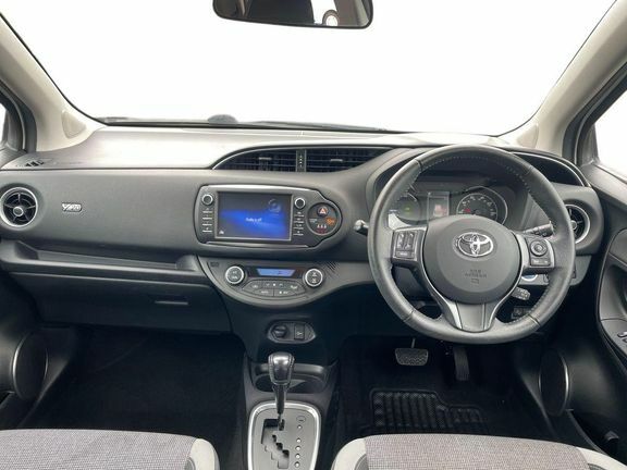 Toyota Yaris Y20 Bi-tone 1.5 Hybrid #6