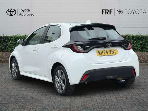 Toyota Yaris Icon White #4