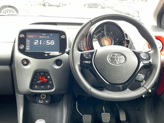 Toyota Aygo X X-play White #7