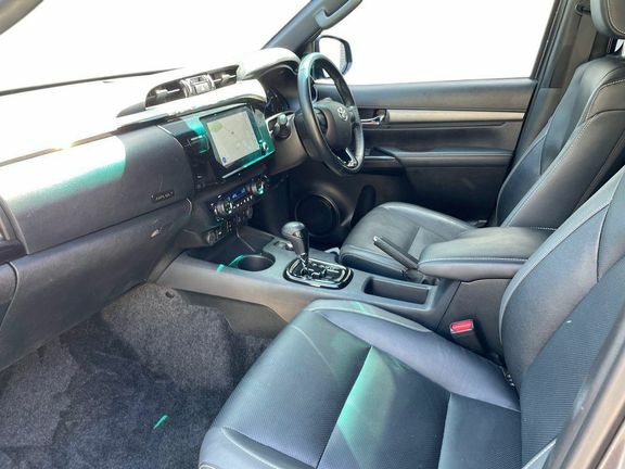 Toyota HILUX Invincible X Dc 2.8 Hybrid 48V Grey #5