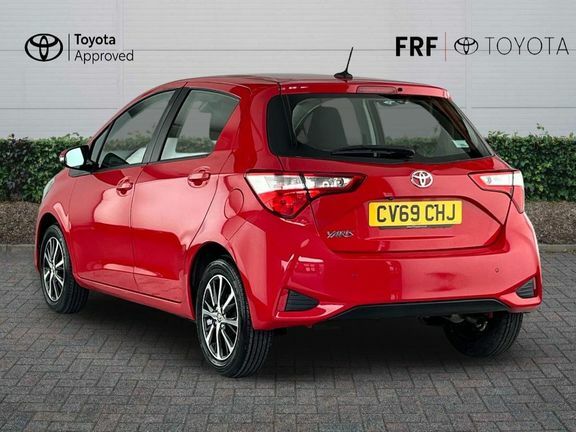 Toyota Yaris 1.5 Vvt-i Icon Tech Euro 6 Red #4