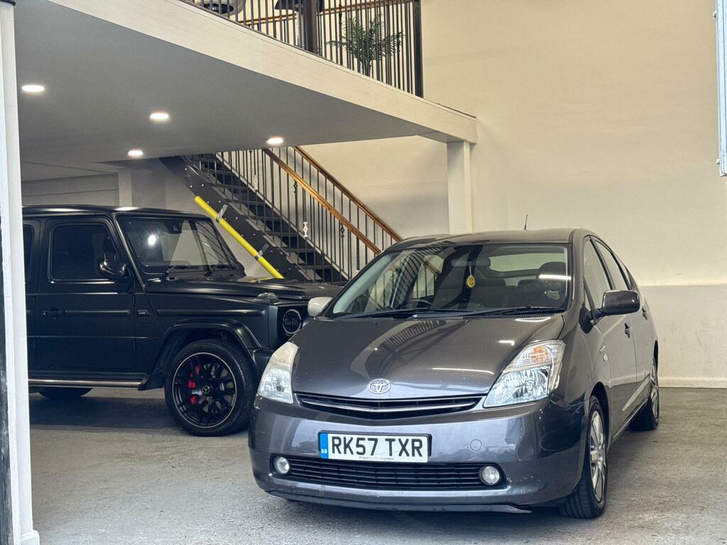 Toyota Prius T Spirit Grey