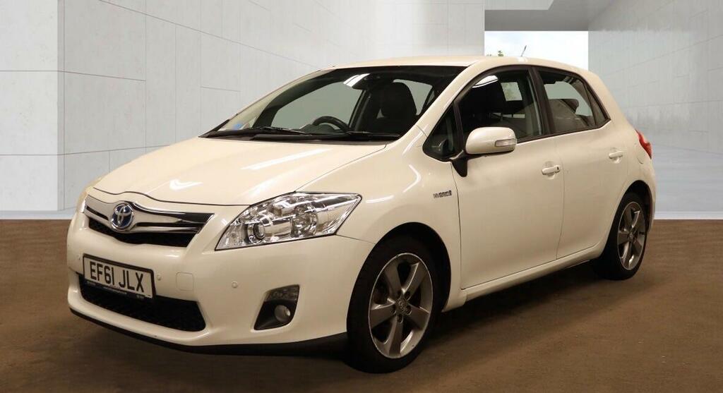 Toyota Auris T Spirit White #3
