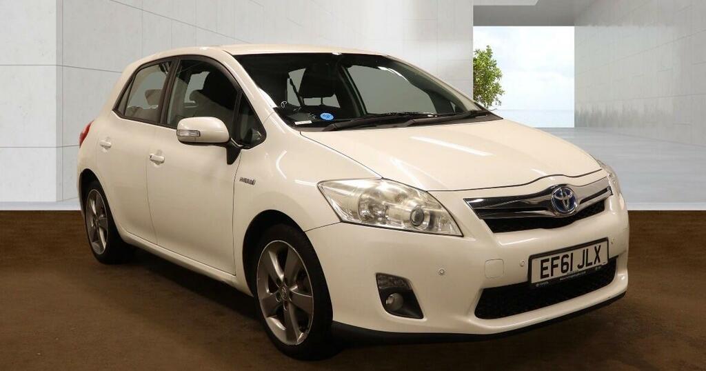 Toyota Auris T Spirit White #2