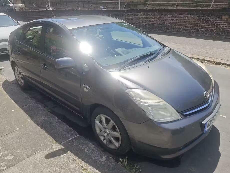 Toyota Prius T Spirit Grey