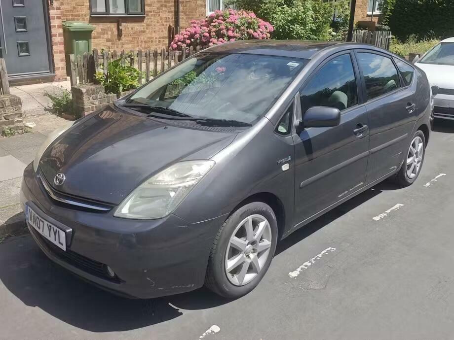 Toyota Prius T Spirit Grey #3