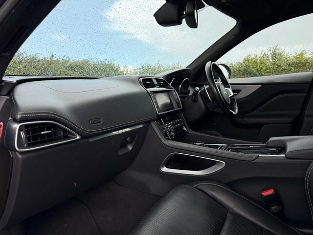 Jaguar F-Pace R-sport Black #42