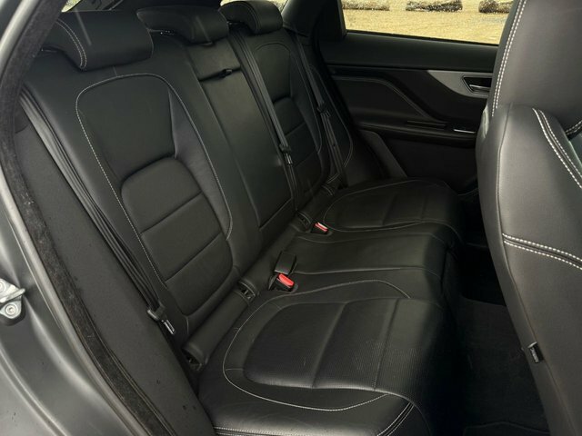 Jaguar F-Pace R-sport Black #38