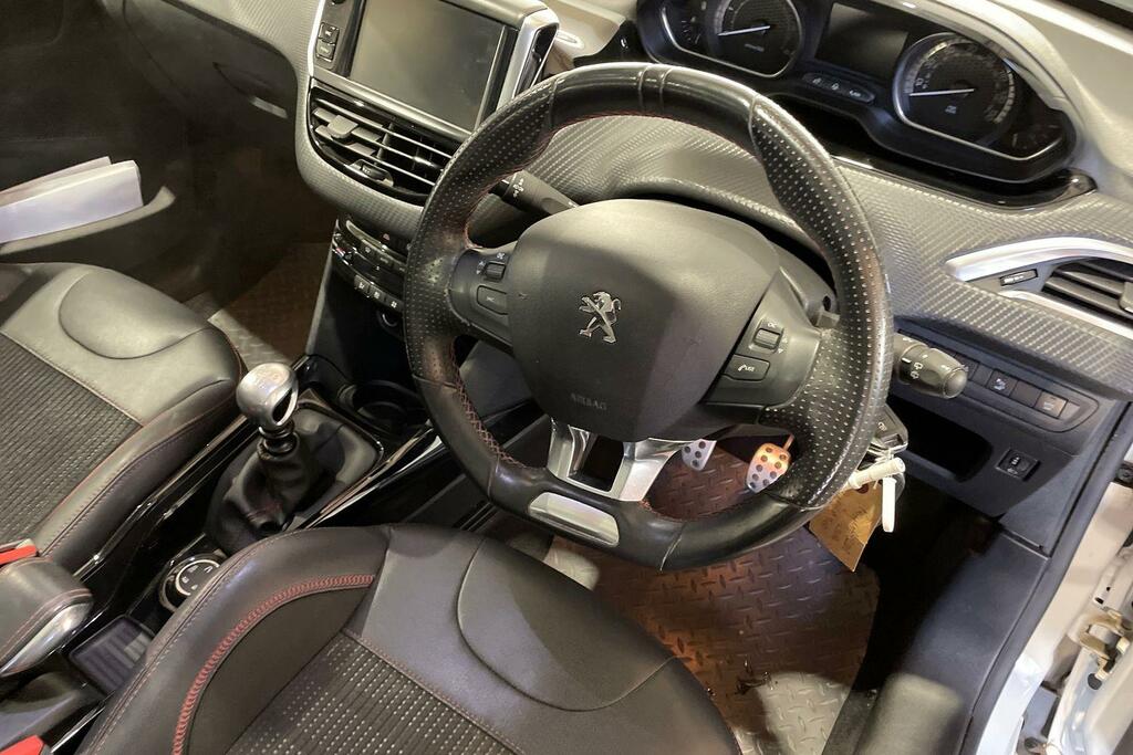 Peugeot 2008 1.5 Bluehdi 100 Gt Line White #6
