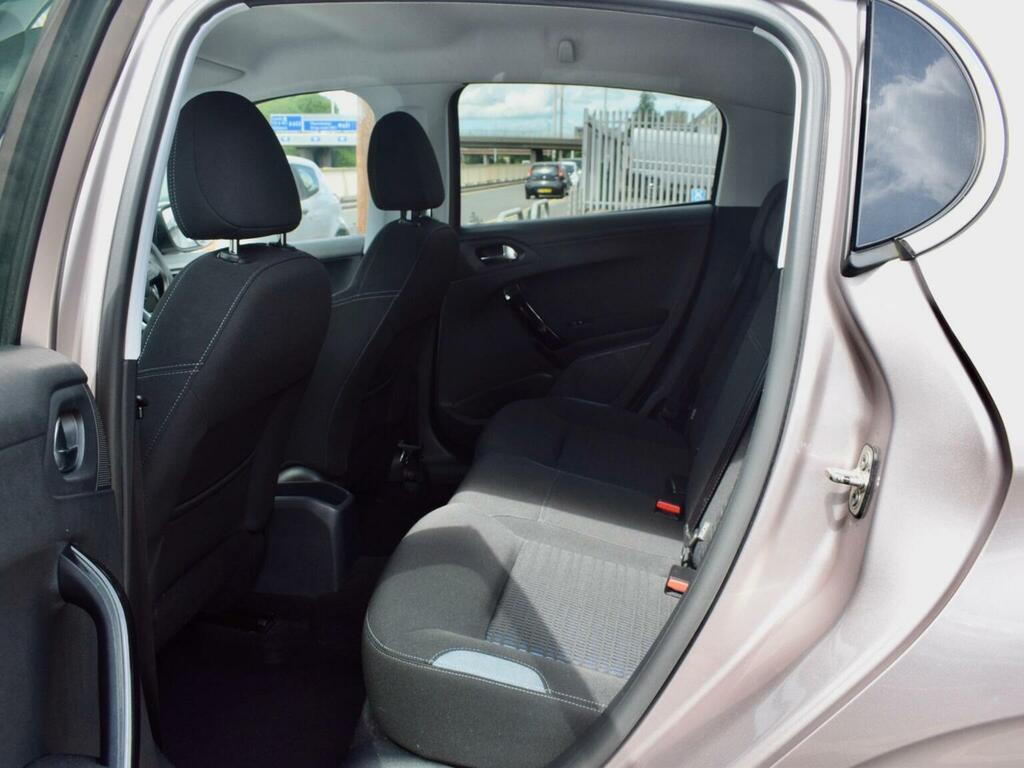 Peugeot 208 1.2 Access Plus 82 Bhp White #32