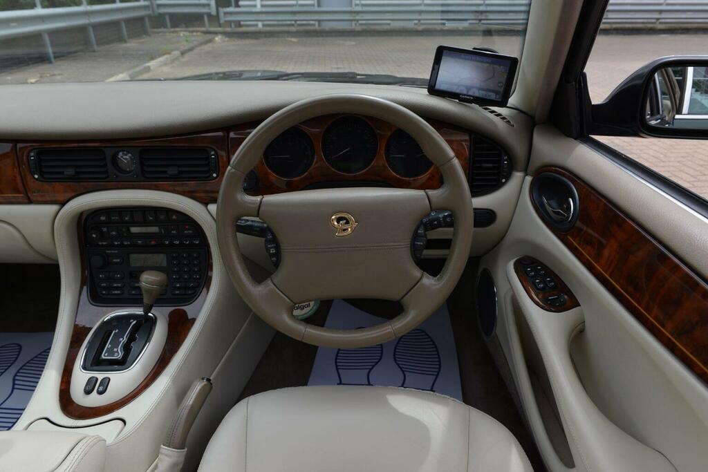 Daimler XJ Series 4.0 V8 Super Lwb Saloon Red #13