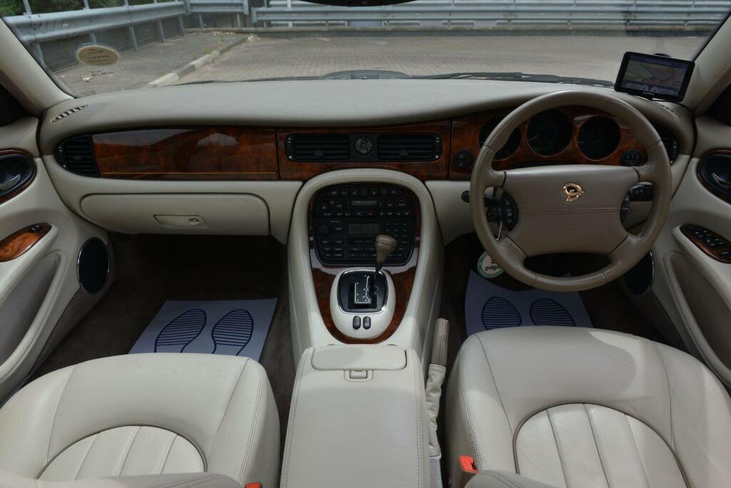 Daimler XJ Series 4.0 V8 Super Lwb Saloon Red #9