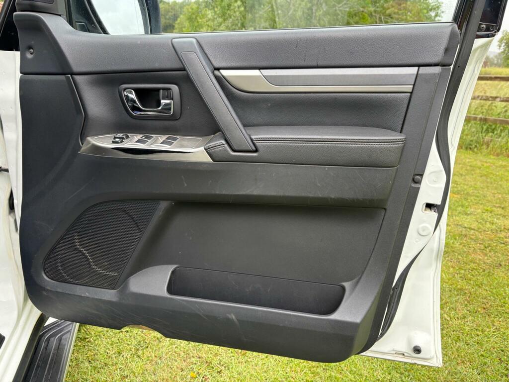 Mitsubishi Shogun Suv Silver #23