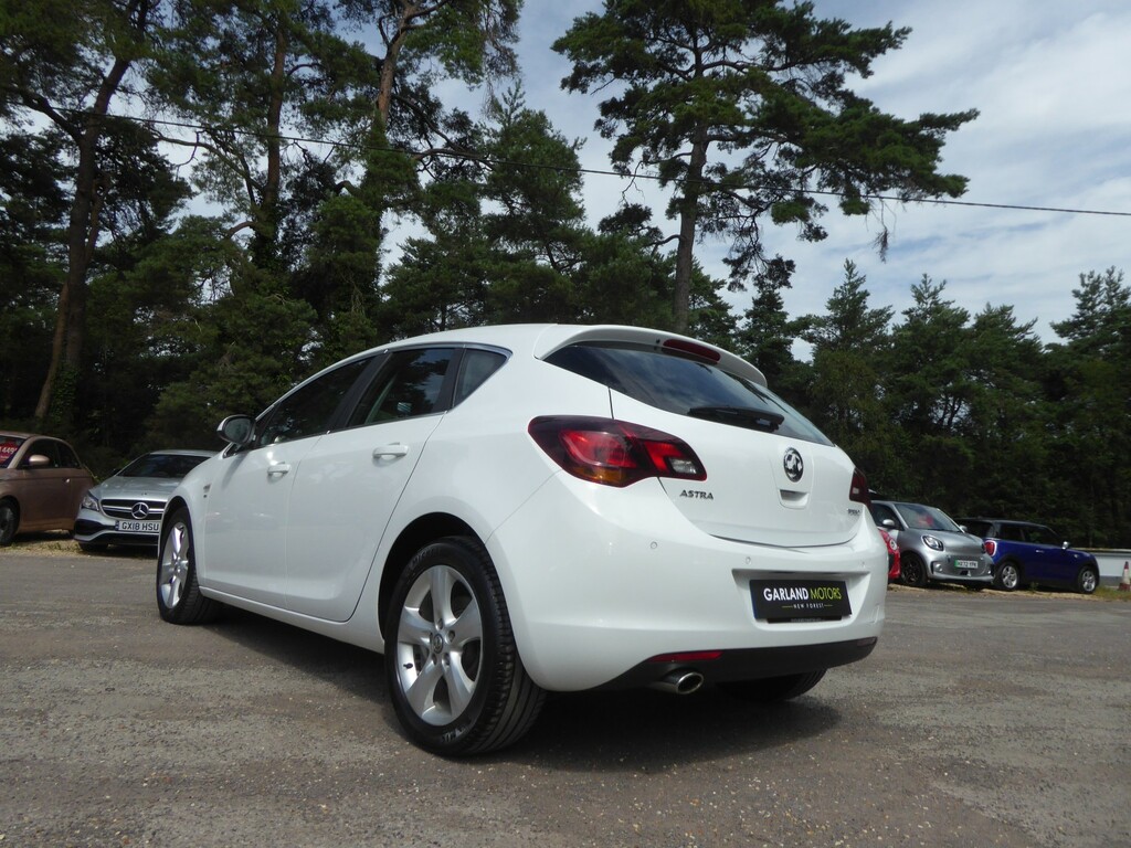 Vauxhall Astra 1.6 T 16V Sri White #2
