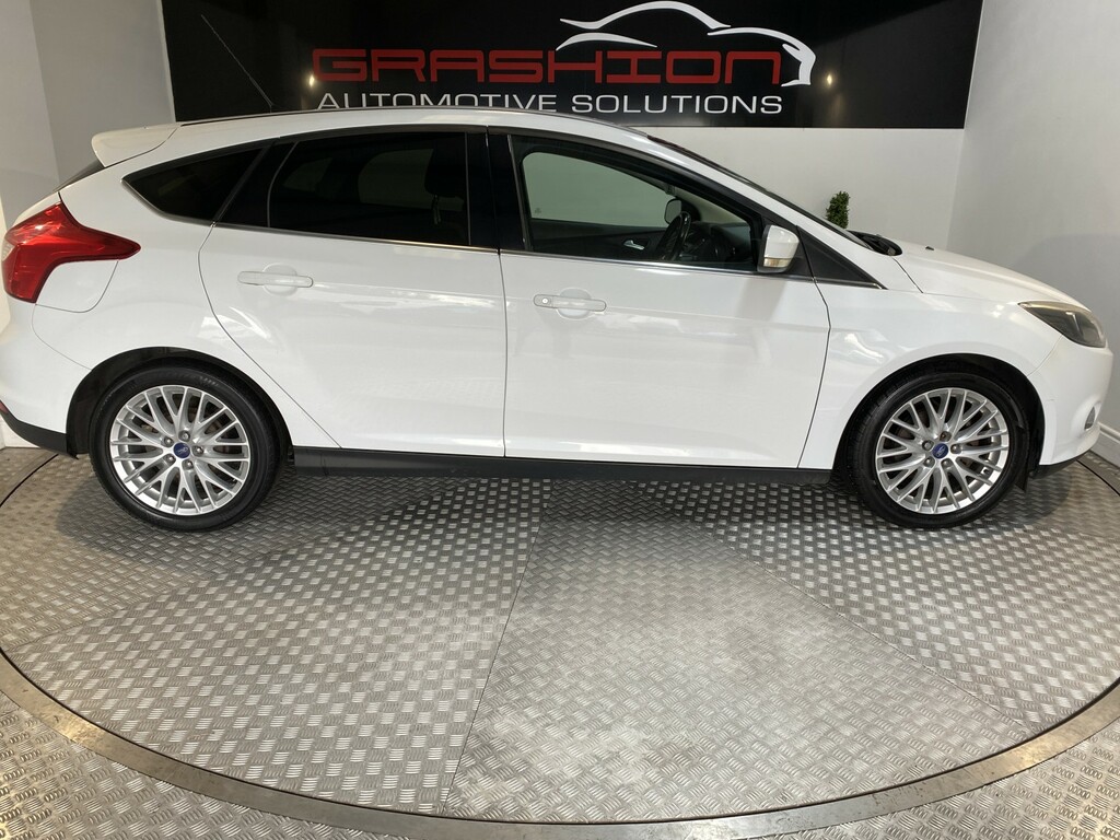 Ford Focus Hatchback 1.0 T Ecoboost Zetec Navigator 201414 White #4