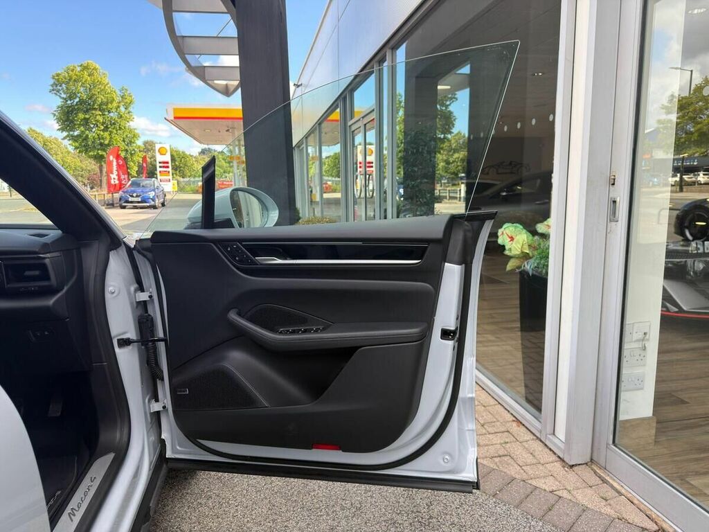 Porsche Macan 4 2024 Black #60