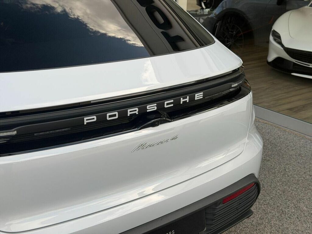 Porsche Macan 4 2024 Black #64