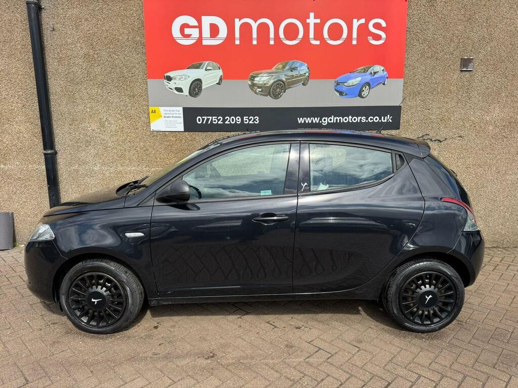 Chrysler Ypsilon Black #9