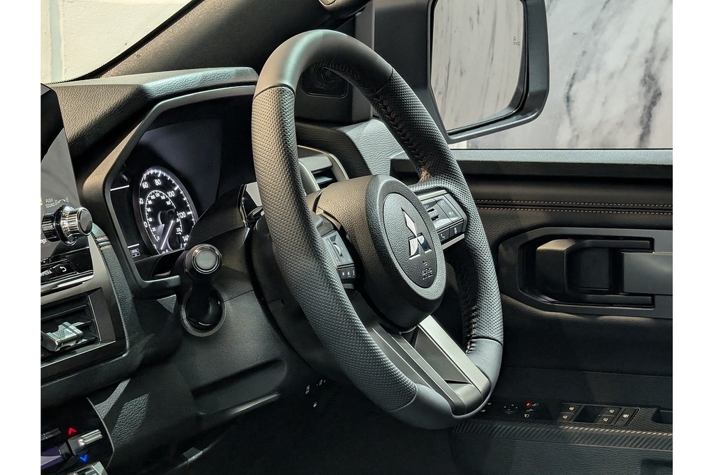 Mitsubishi L200 Pickup Black #45
