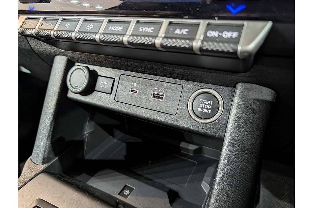 Mitsubishi L200 Pickup Black #35