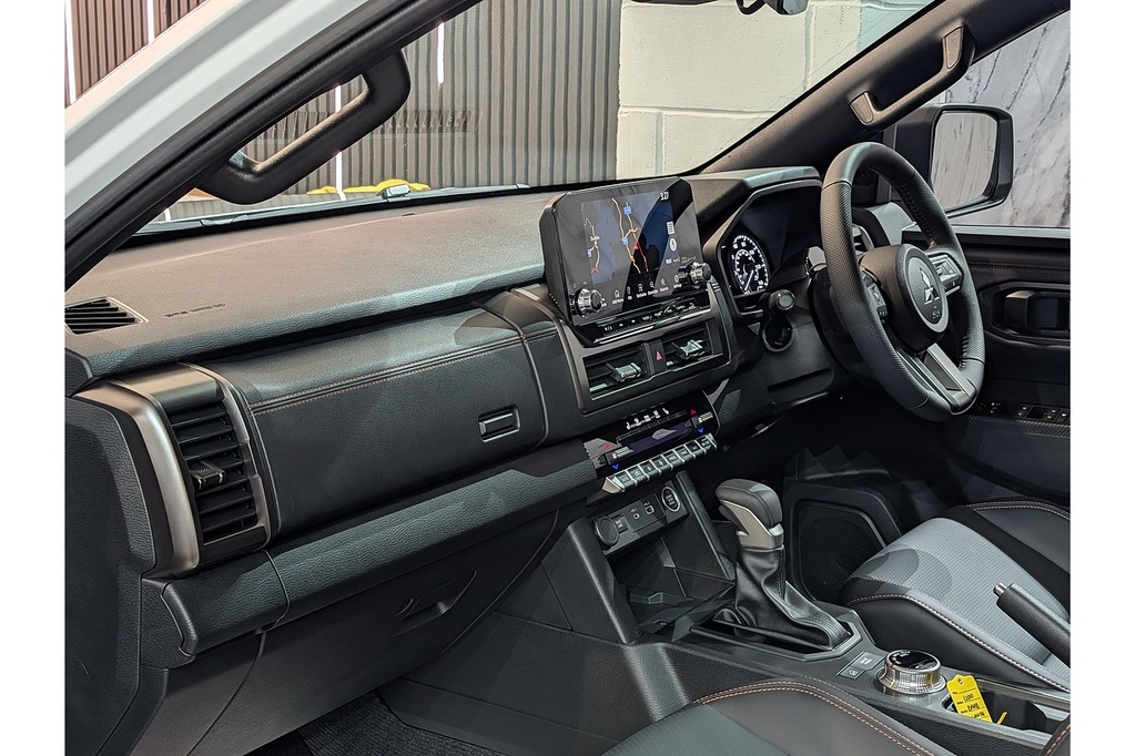 Mitsubishi L200 Pickup Black #44