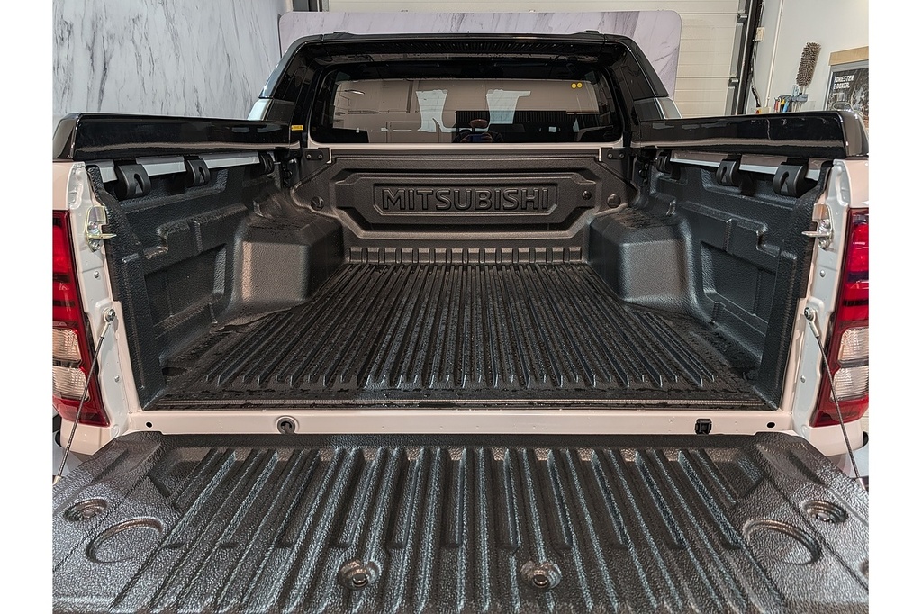 Mitsubishi L200 Pickup Black #4
