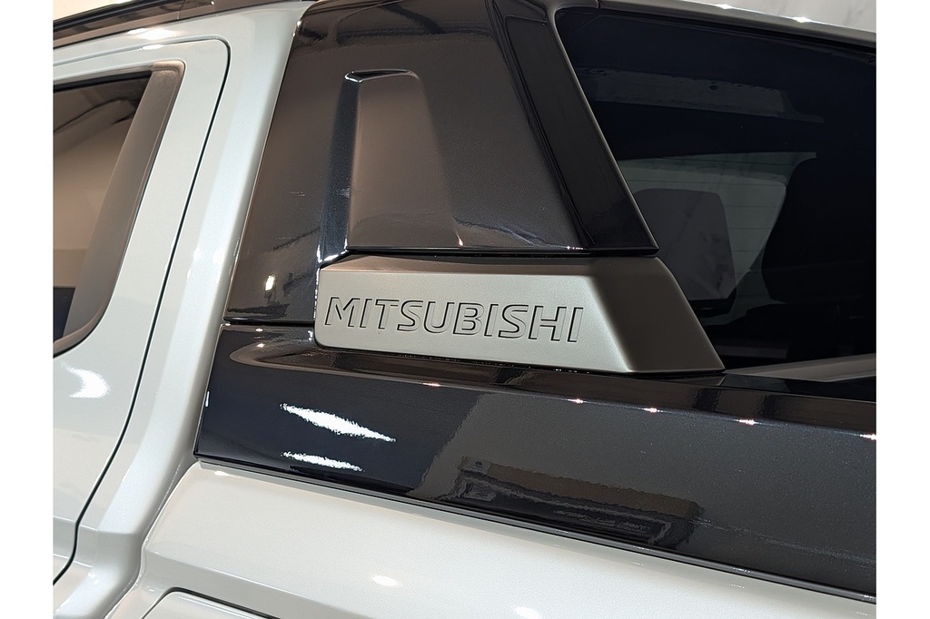 Mitsubishi L200 Pickup Black #3