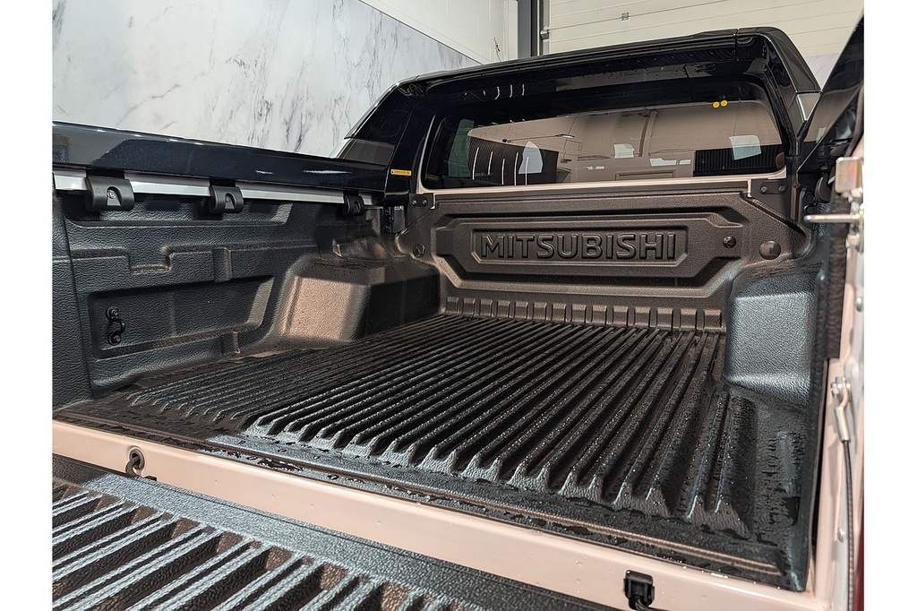 Mitsubishi L200 Pickup Black #56