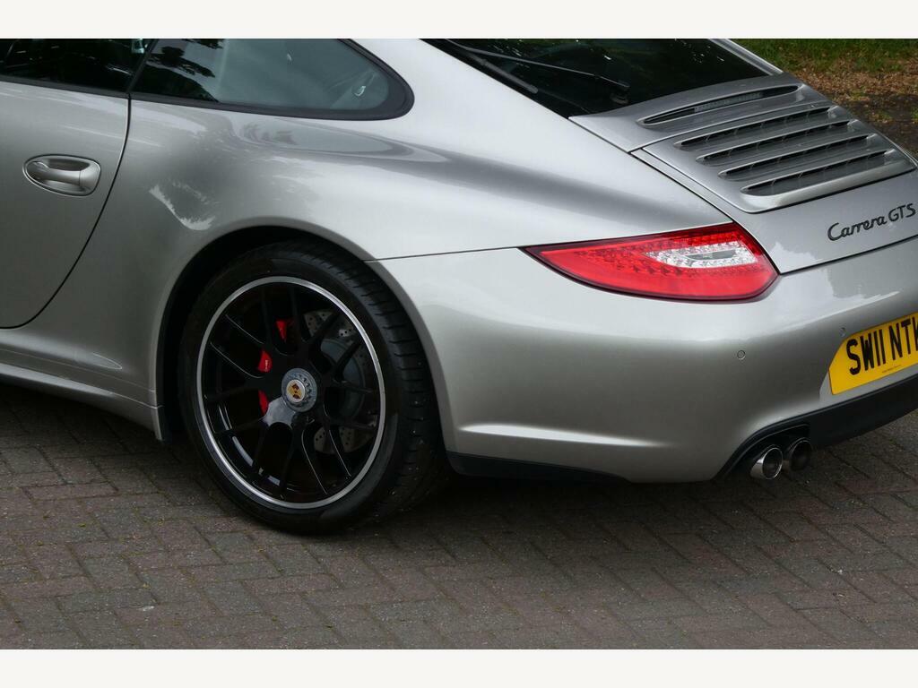 Porsche 911 Coupe White #31