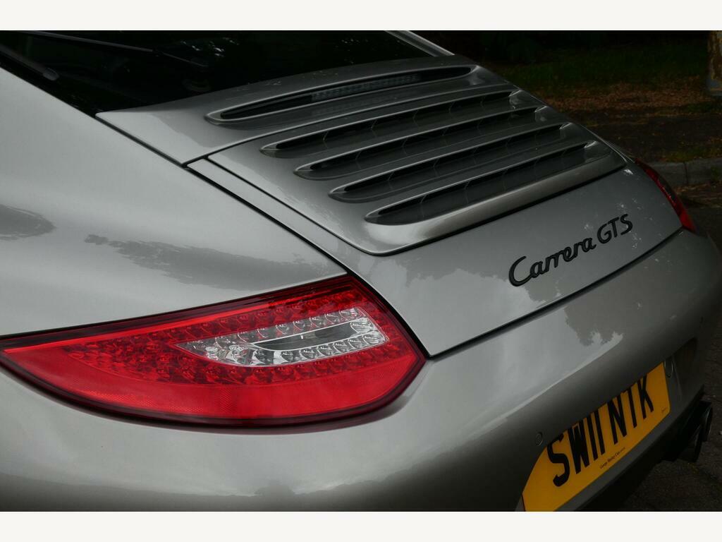 Porsche 911 Coupe White #37