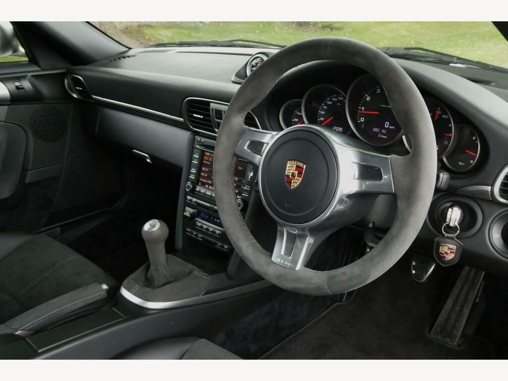 Porsche 911 Coupe White #18