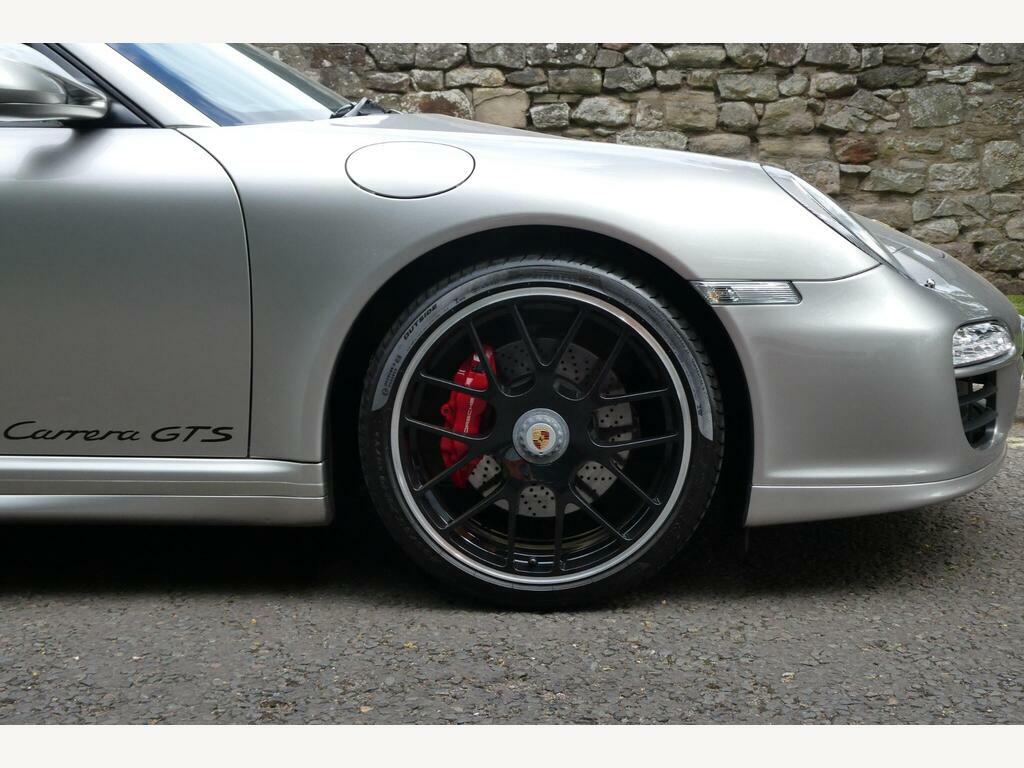 Porsche 911 Coupe White #27