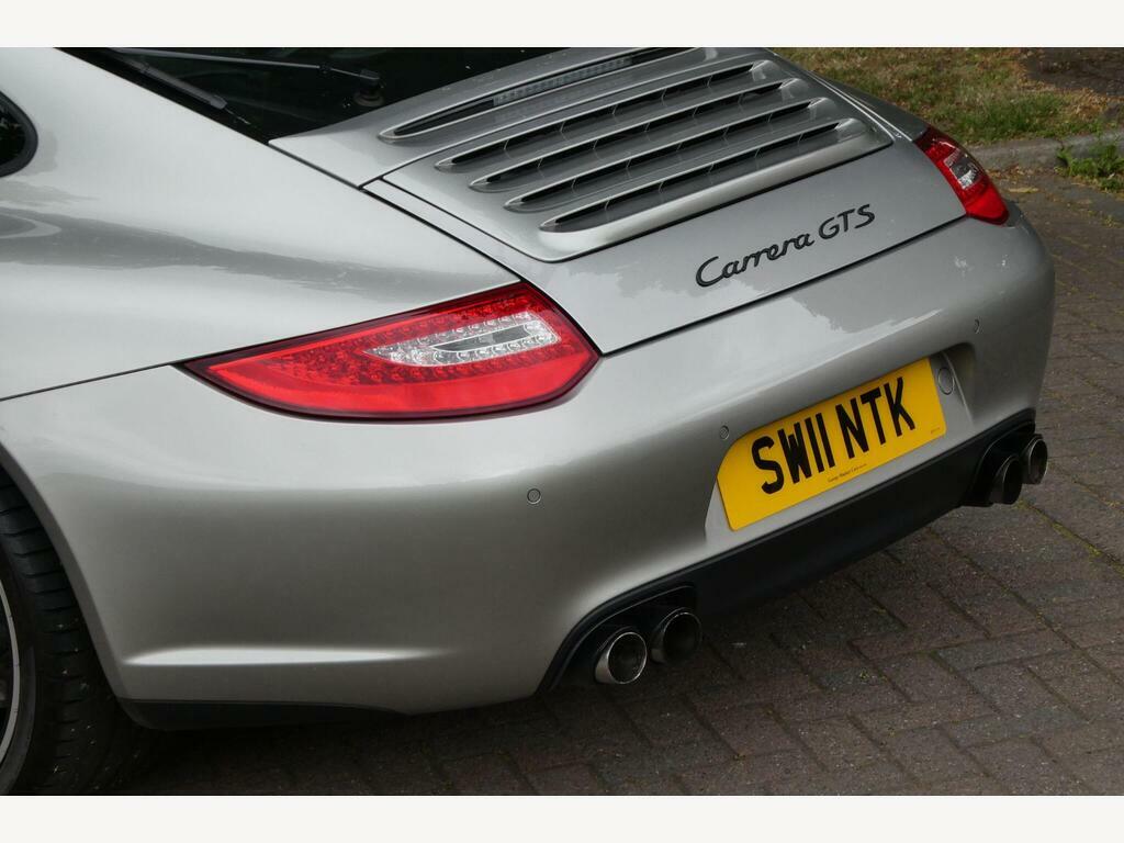 Porsche 911 Coupe White #33
