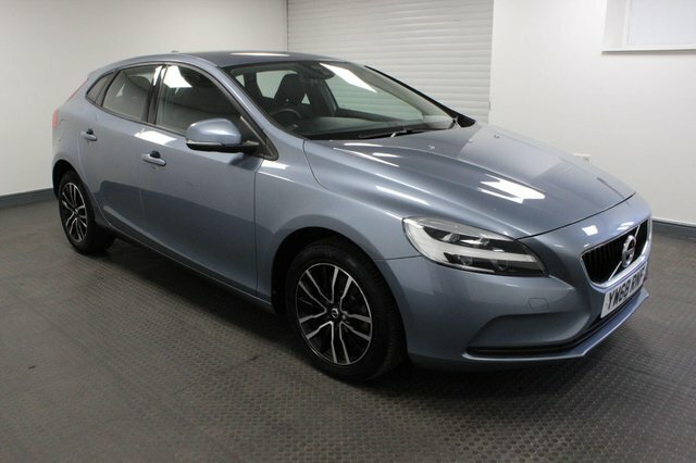 Volvo V40 2019 2.0 T2 Gpf Momentum Nav Plus Euro 6 Ss YW68RNF Blue #3