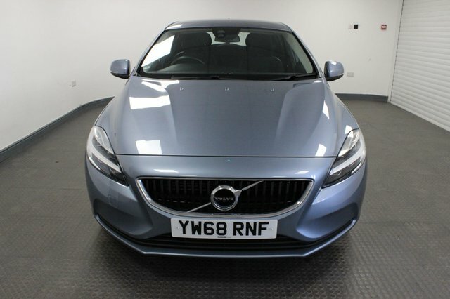 Volvo V40 2019 2.0 T2 Gpf Momentum Nav Plus Euro 6 Ss YW68RNF Blue #2