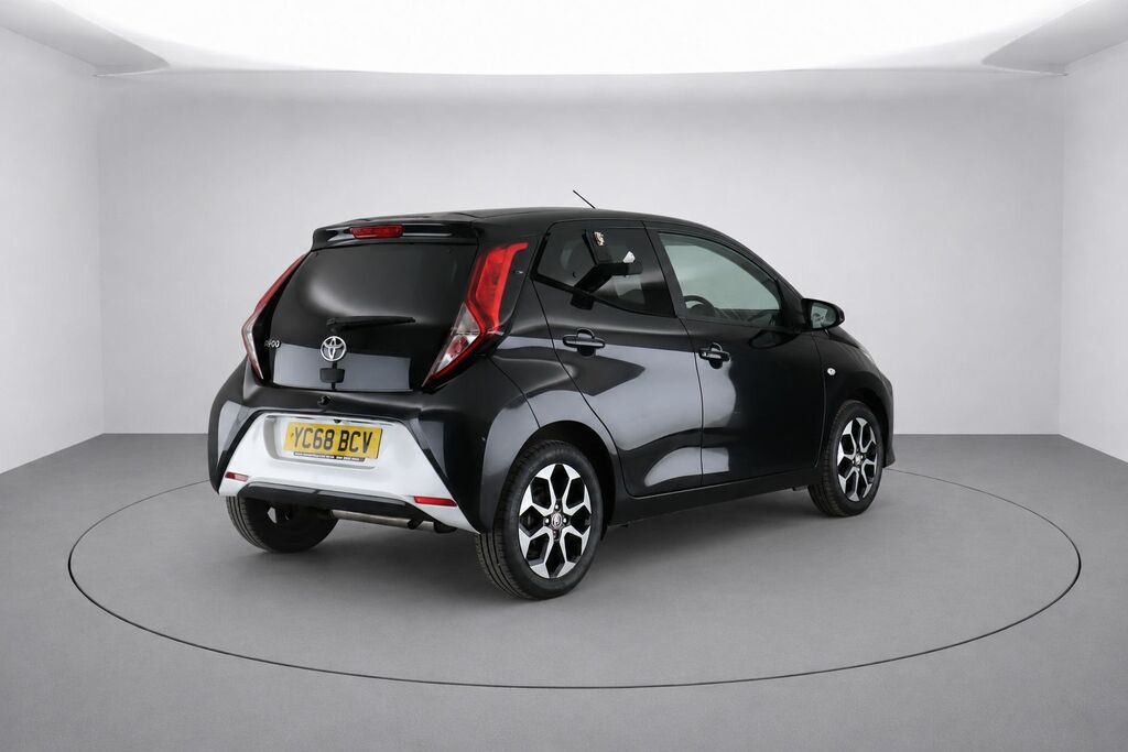 Toyota Aygo Vvt-i X-plore Hatchback YC68BCV Black #2