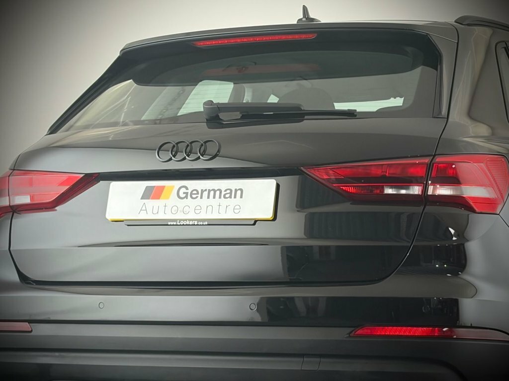 Audi Q3 1.5L Technik Black #5