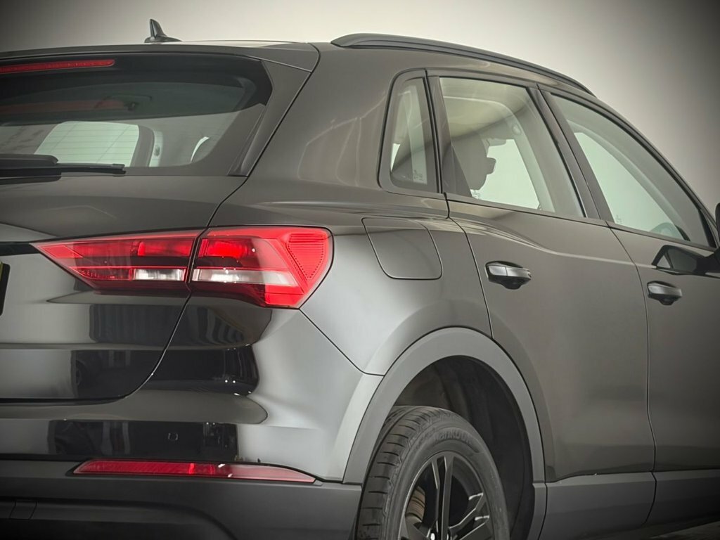 Audi Q3 1.5L Technik Black #6