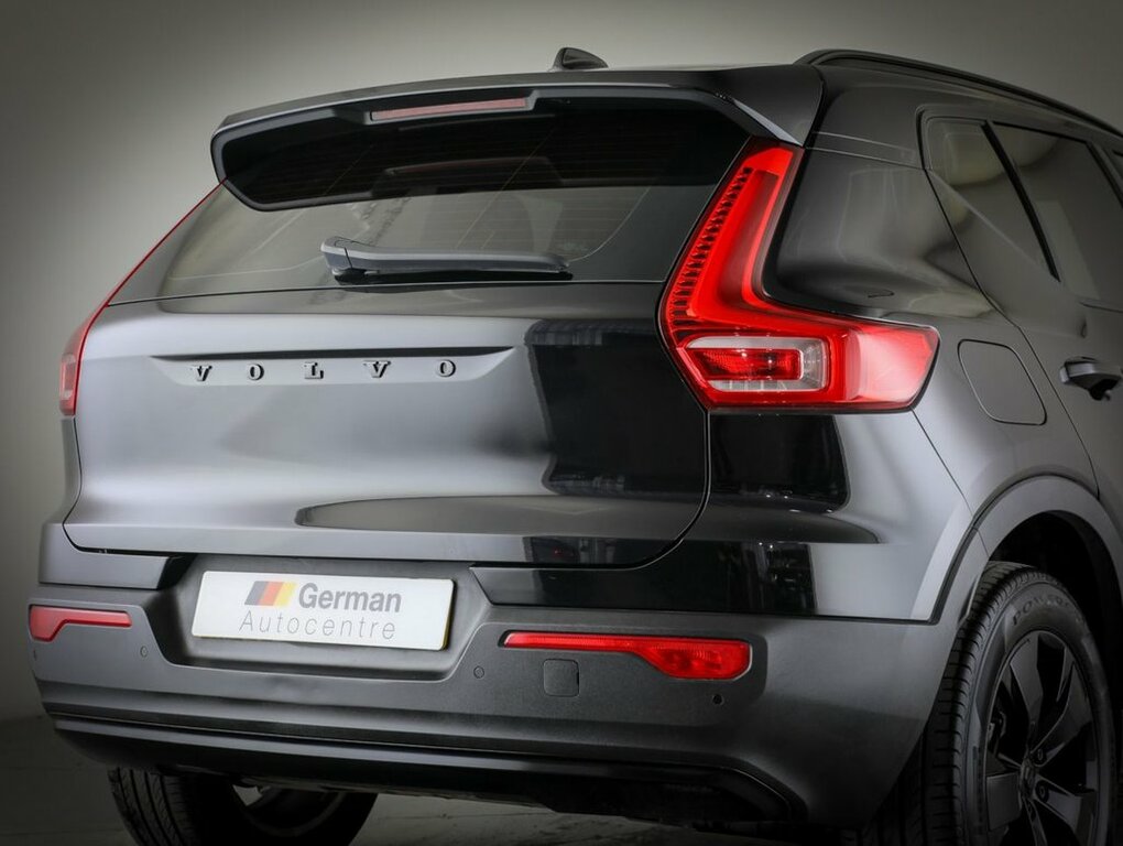 Volvo XC40 2L Momentum Black #4