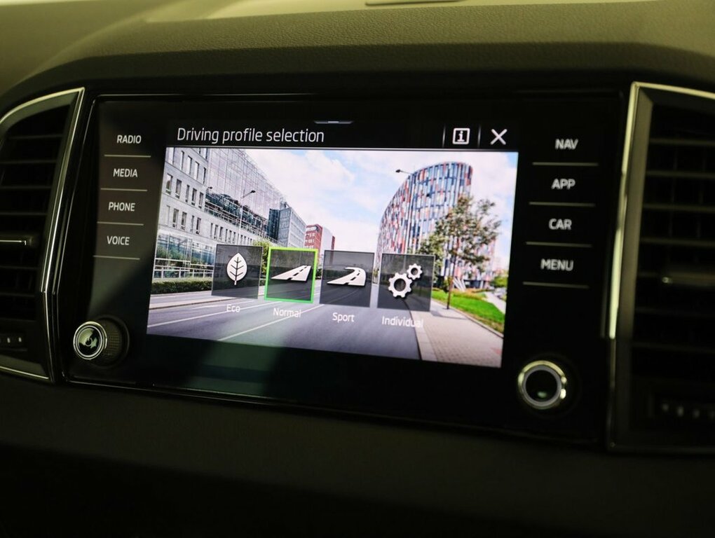 Skoda Karoq Sportline Black #32