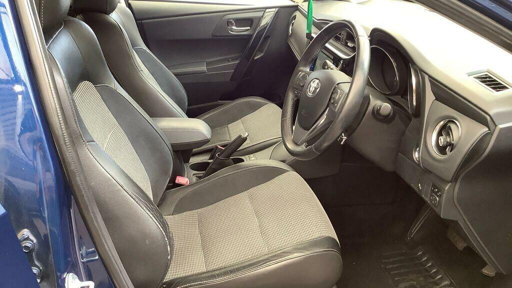 Toyota Auris White #11